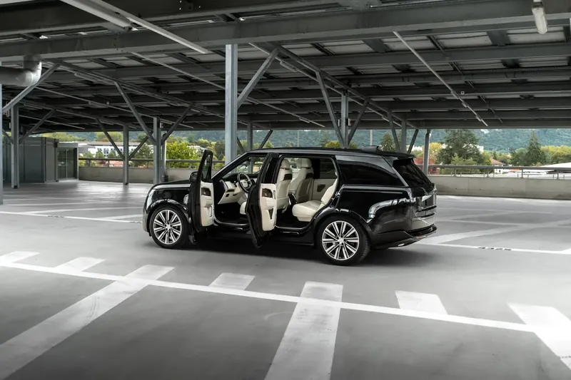Range Rover LWB noir, portes ouvertes