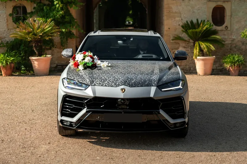 Lamborghini Urus grise décorée de fleurs de mariage