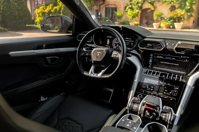 Poste de conduite d'une Lamborghini Urus