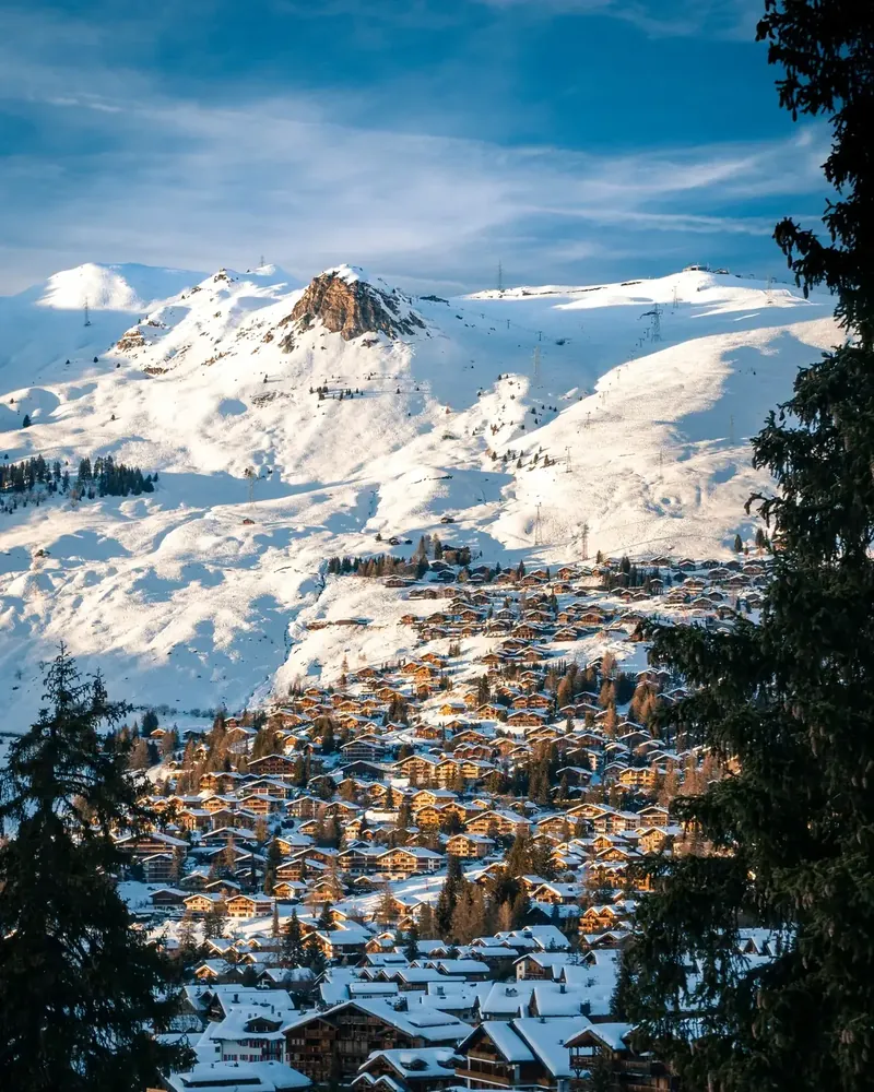 Le village de Verbier sous les sommets enneigés