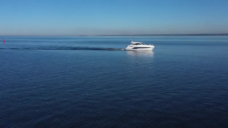 Yacht à moteur en pleine mer